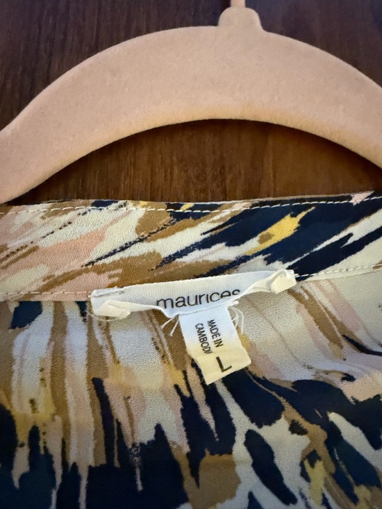 Women's Cream Abstract Print V-Neck Blouse Large - Picture 6 of 6